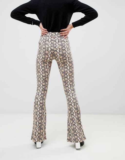 Pantalones de campana con estampado de serpiente de ASOS DESIGN ASOS