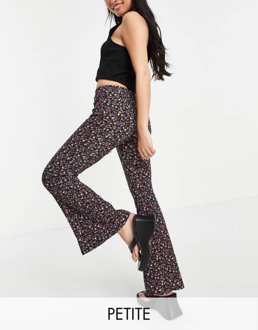Pantalones de campana con estampado floral de New Look Petite