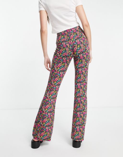 Pantalones de campana con estampado floral oscuro de ASOS DESIGN, 2 de 4