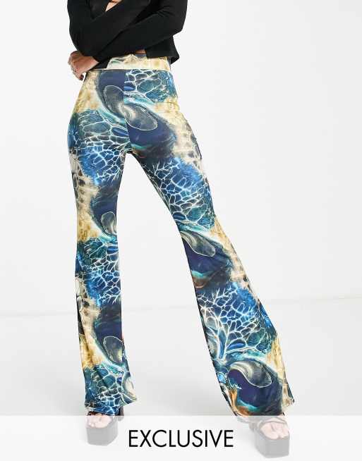 Pantalones de campana con estampado gráfico de malla exclusivos de I Saw It First (parte de un conjunto)