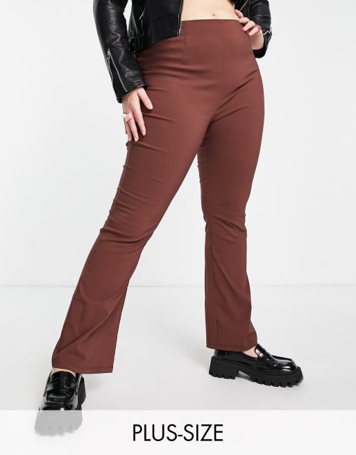 Pantalones de campana marrón chocolate de corte slim de bengalina exclusivos de COLLUSION Plus