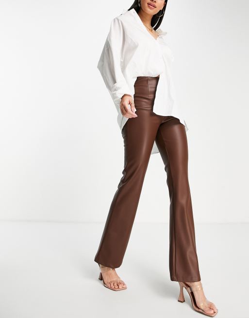 Pantalones de campana marrón chocolate de cuero sintético de ASOS DESIGN