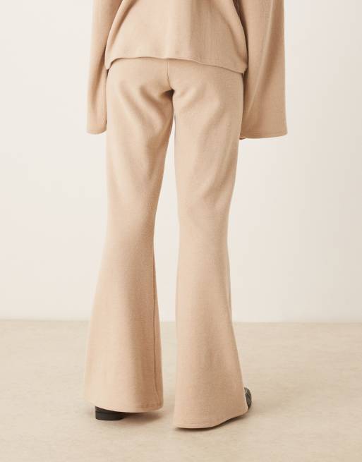 Pantalones de campana marrón topo claro de tejido muy suave de ASOS DESIGN, 3 de 5