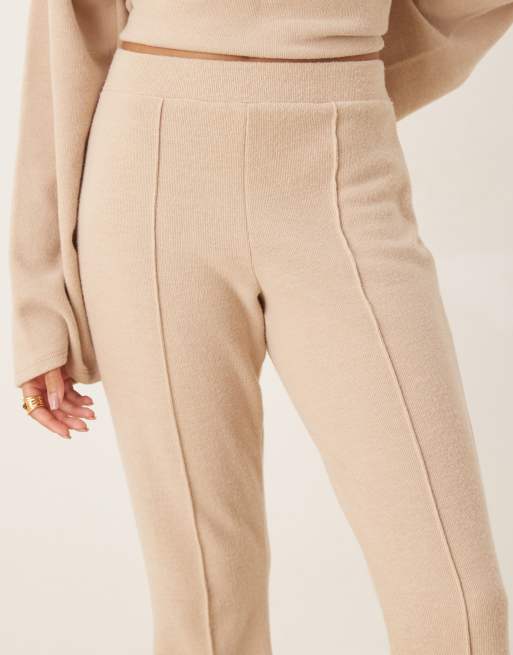 Pantalones de campana marrón topo claro de tejido muy suave de ASOS DESIGN, 4 de 5