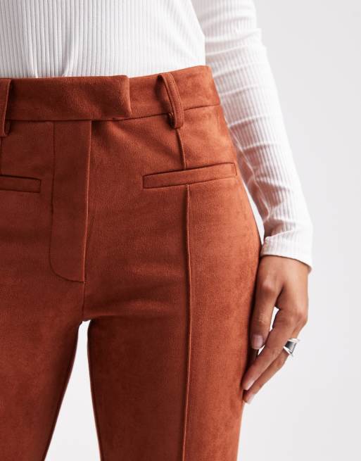 Pantalones de campana marrones con bolsillo de parche de antelina de ASOS DESIGN, 3 de 5