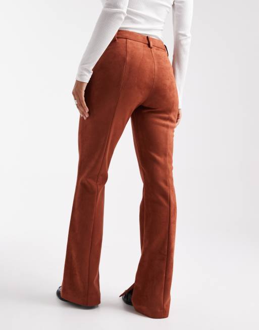 Pantalones de campana marrones con bolsillo de parche de antelina de ASOS DESIGN, 5 de 5