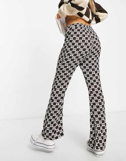 Pantalones de campana marrones con estampado de corazones de Only