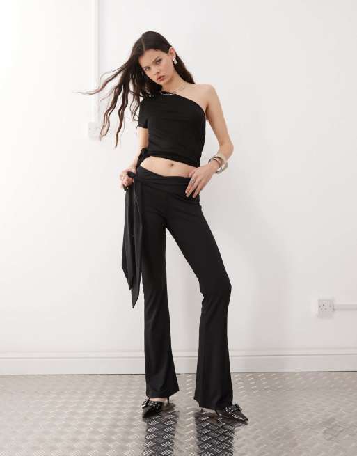 Pantalones de campana negros ceñidos de talle bajo con lazada lateral colgante y diseño de doble capa de Lioness (parte de un conjunto) 
