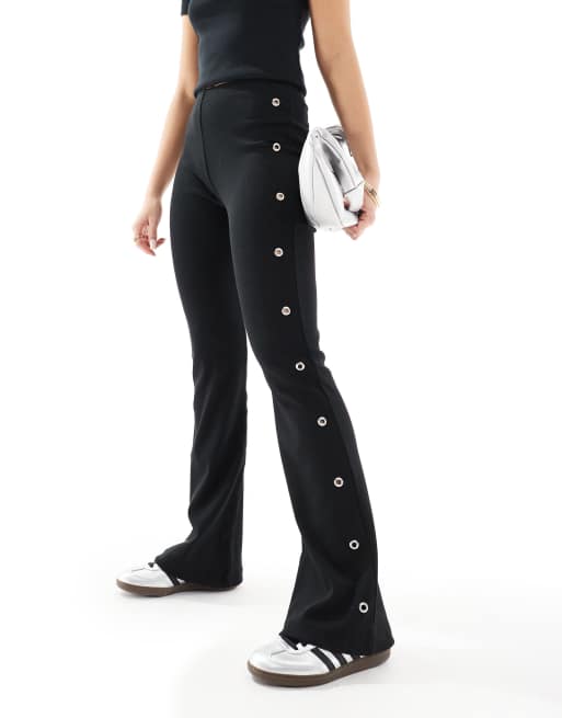 Pantalones de campana negros con detalle de ojales de ONLY