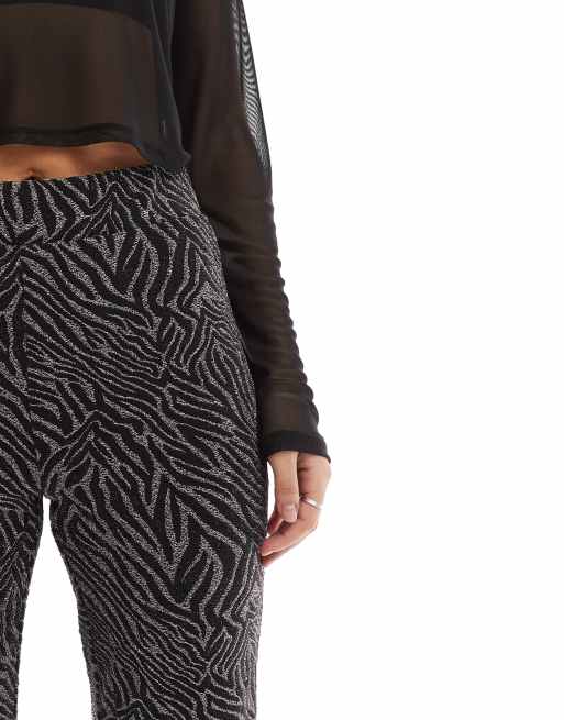 Pantalones de campana negros con estampado de cebra efecto purpurina de ONLY, 5 de 5