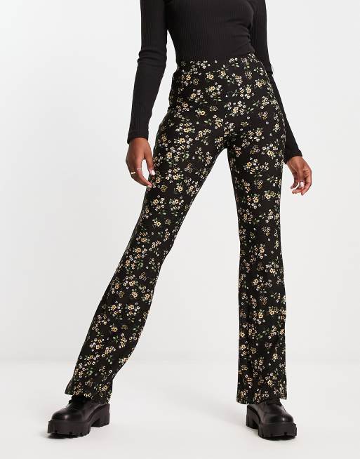 Pantalones de campana negros con estampado floral de QED London