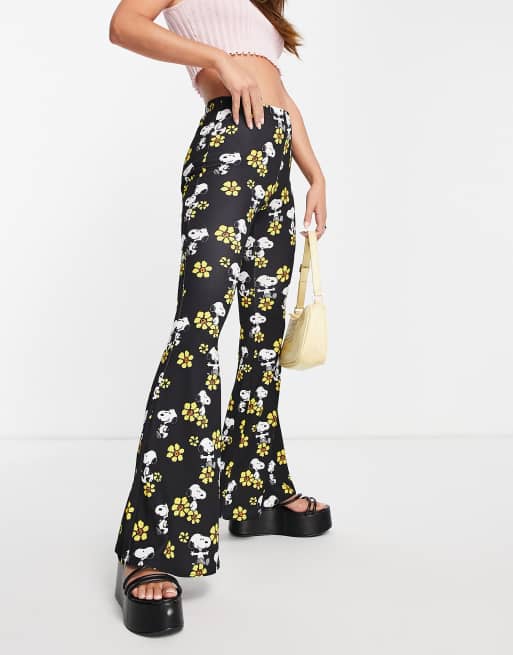 Pantalones de negros con estampado floral Snoopy de Vintage Supply Peanuts | ASOS