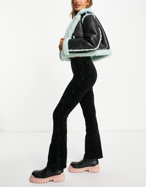 Pantalones de campana negros con estampado floral de terciopelo de Topshop (parte de un conjunto)