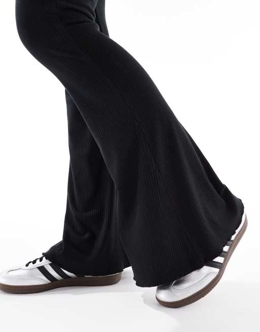 Pantalones de campana negros de canalé con bajos ondulados de ASOS DESIGN, 5 de 5