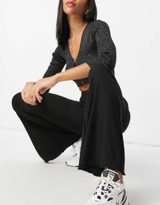 Pantalones de campana negros de canalé con bajos ondulados de ASOS DESIGN, 4 de 4