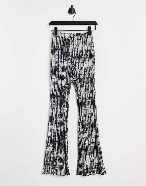 Pantalones de campana plisados con diseño tie dye de Topshop, 2 de 4