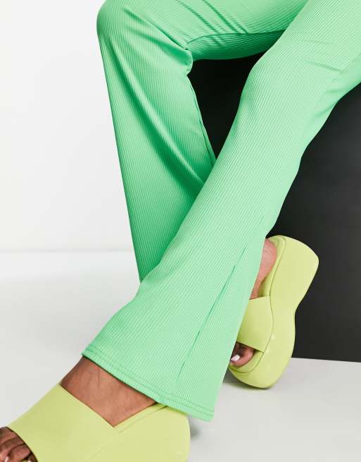 Pantalones de campana verde medio de corte pitillo de canalé de Miss Selfridge, 3 de 4