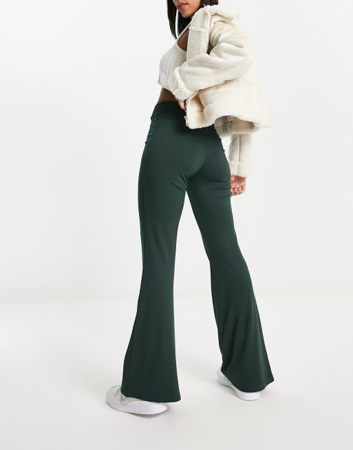 Pantalones de campana verde oscuro de punto de Monki