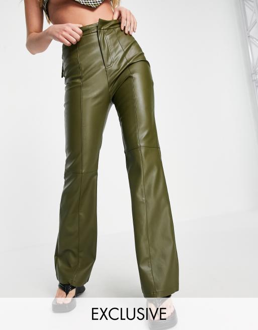 Pantalones de campana verdes estilo años 90 de cuero sintético de COLLUSION