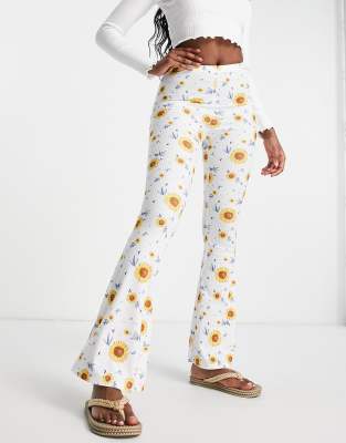 Pantalones de campana y talle alto con estampado de girasoles de canalé de Glamorous (parte de un conjunto)