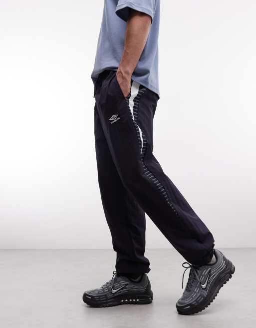 Pantalones de chándal azul oscuro y blancos holgados de Umbro, 2 de 5