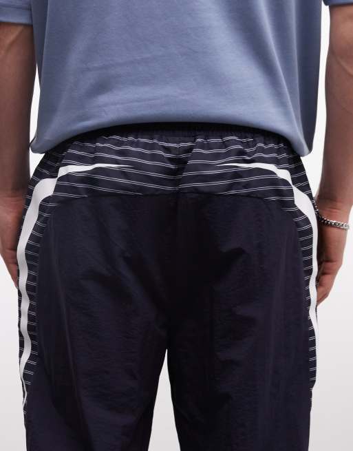 Pantalones de chándal azul oscuro y blancos holgados de Umbro, 3 de 5