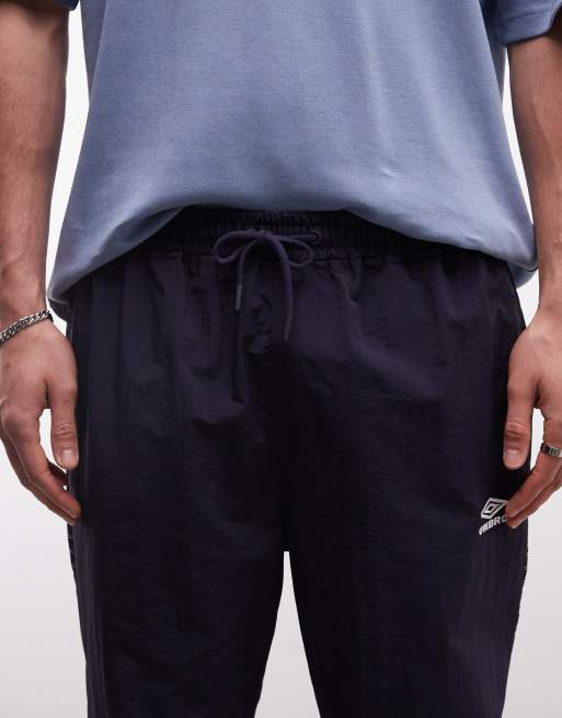 Pantalones de chándal azul oscuro y blancos holgados de Umbro, 4 de 5