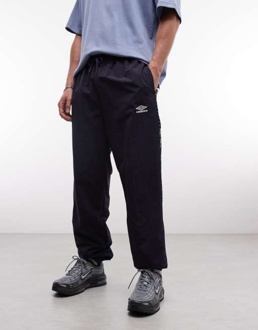 Pantalones de chándal azul oscuro y blancos holgados de Umbro, 5 de 5