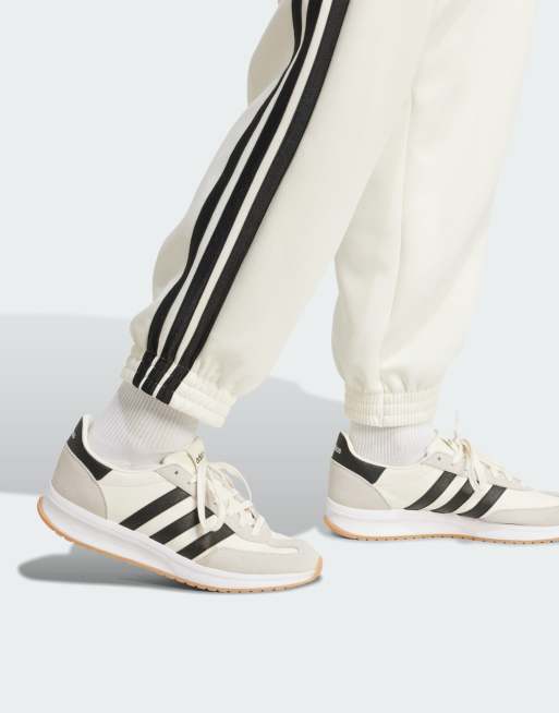 Pantalones de chándal blanco hueso y negros Stadium de adidas Performance, 4 de 5