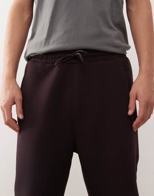 Pantalones de chándal burdeos con gráfico bordado de tejido efecto neopreno Simon de Weekday (parte de un conjunto), 4 de 5