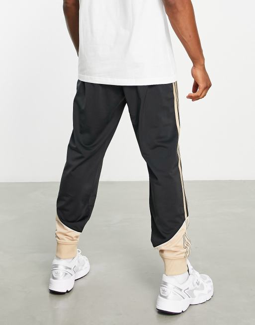 Pantalones de ch ndal color arena y negros SPRT US de adidas