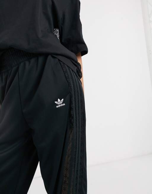 Pantalones de chándal con aplicación de en negro Bellista adidas Originals | ASOS