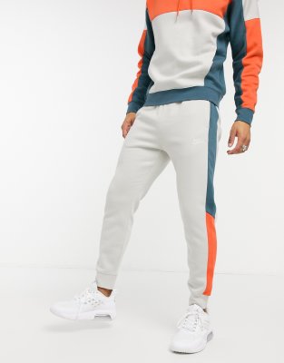 chandal nike estrecho