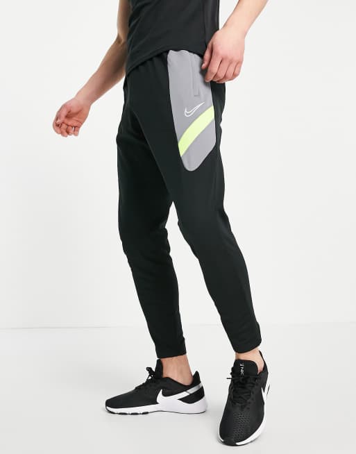 Pantalon nike best sale con raya blanca