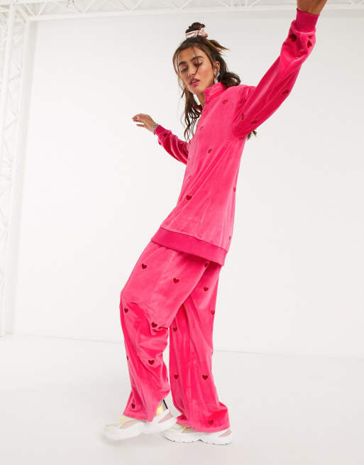 Conjunto de velour con bordado de corazones en toda la prenda de Lazy Oaf, 2 de 3
