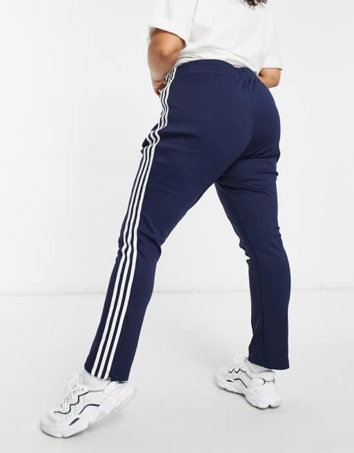 Mirar atrás Prima Buscar a tientas Pantalones de chándal de talla grande azul marino con logo de tres rayas de  adidas Originals | ASOS