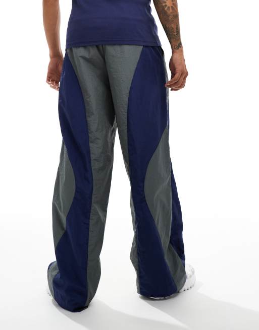 Pantalones de chándal grises holgados con paneles azules de nailon de ASOS DESIGN , 4 de 5