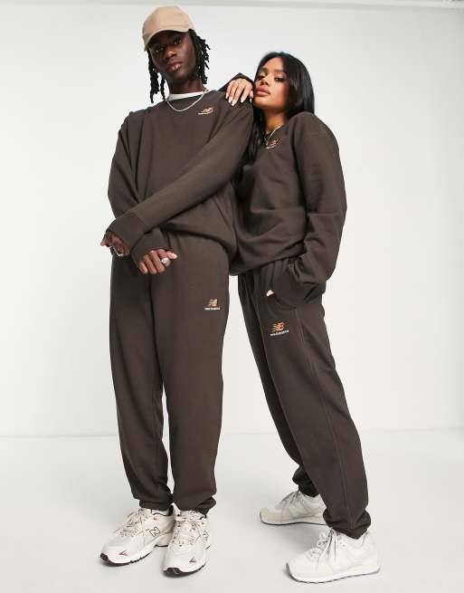 Pantalones de chándal marrones unisex con logo de New Balance ASOS