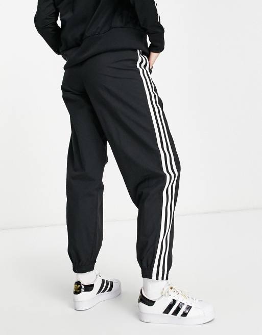 Pantalón Chandal ADIDAS TAPERED Negro con Lineas Blancas