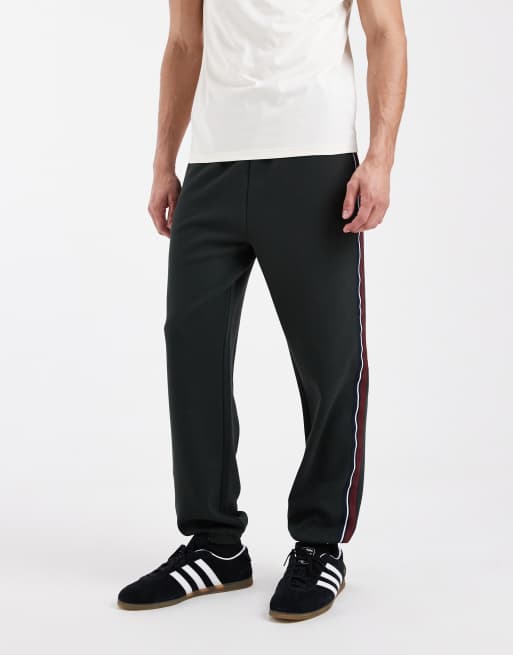 Pantalones de chándal verde oscuro con cinta a rayas y logo de Fred Perry, 2 de 5