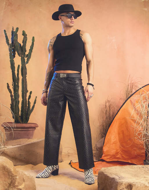 Pantalones de ancho con patrón de estrellas de tejido efecto cuero de ASOS DESIGN - BLACK