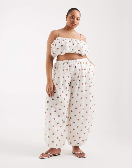 ASOS DESIGN Curve - Conjunto color terracota con estampado de lunares de pantalones globo y top con volantes, 2 de 3