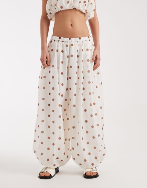 Pantalones de corte bombacho extragrande con estampado de lunares color terracota de ASOS DESIGN (parte de un conjunto), 4 de 5