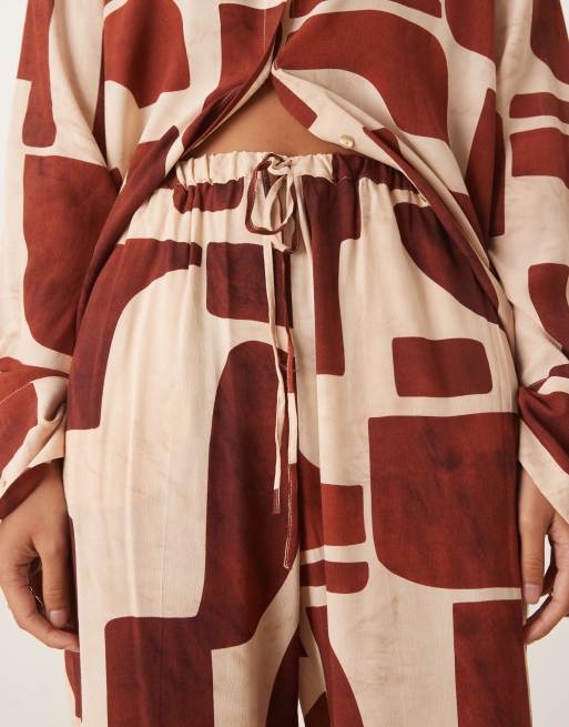 Pantalones de corte recto con estampado abstracto de Mango (parte