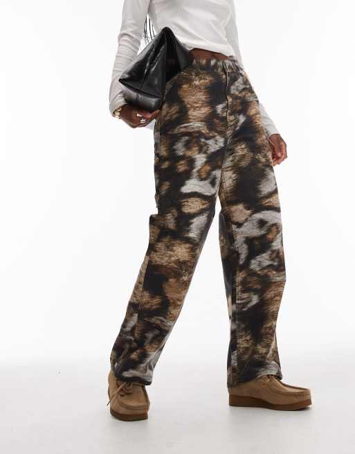 Pantalones de corte suelto con estampado de camuflaje efecto perro Brandon Single Knee de Carhartt WIP, 2 de 5