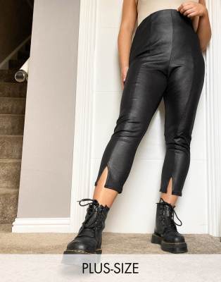 Pantalones de cuero sintético negros con detalle de abertura en el bajo de Yours