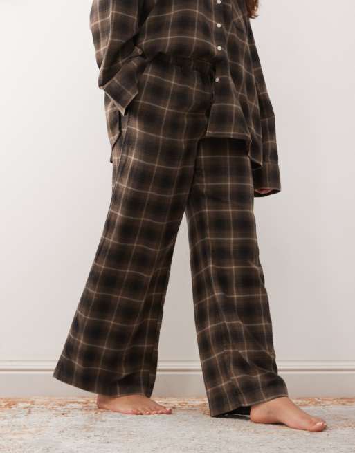 Pantalones de estar por casa marrones a cuadros de franela de Weekday (parte de un conjunto), 2 de 5