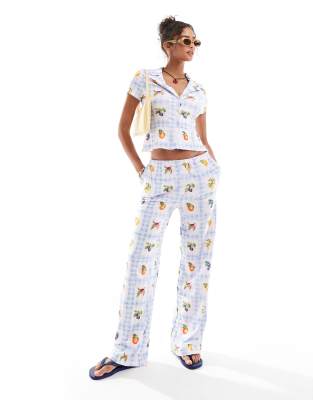 Pantalones de pernera ancha a cuadros vichy con estampado de frutas de ASOS DESIGN (parte de un conjunto)
