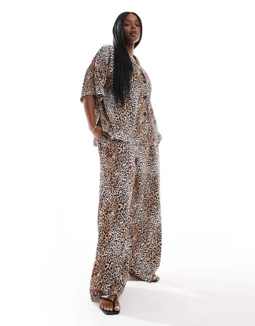 Pantalones de pernera ancha con estampado animal de ASOS DESIGN Curve (parte de un conjunto)
