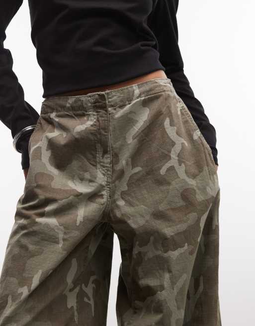 Pantalones de pernera ancha con estampado de camuflaje de tejido antidesgarros de Weekday, 2 de 5